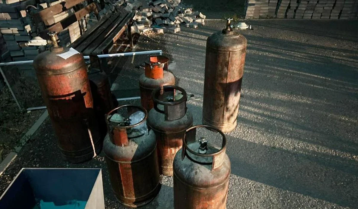 Қонаевта өрт сөндірушілер от шарпыған тұрғын үйден 20 газ баллонды қауіпсіз жерге шығарды