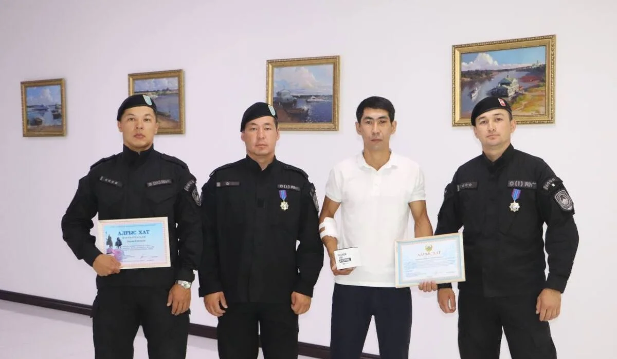 БҚО-да қарияны өлім аузынан құтқаруға көмектескен азамат марапатталды