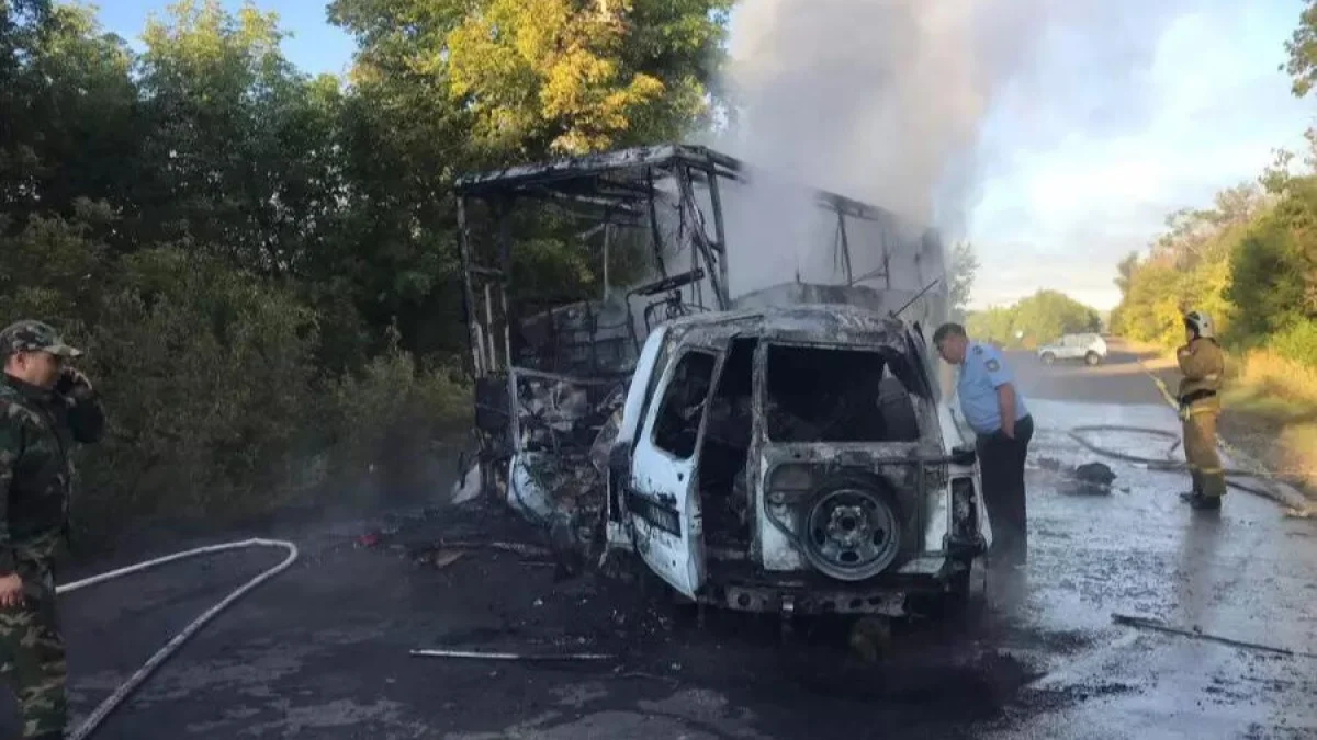 Абай облысында жолаушылар автобусы пен жеңіл көлік соқтығысты