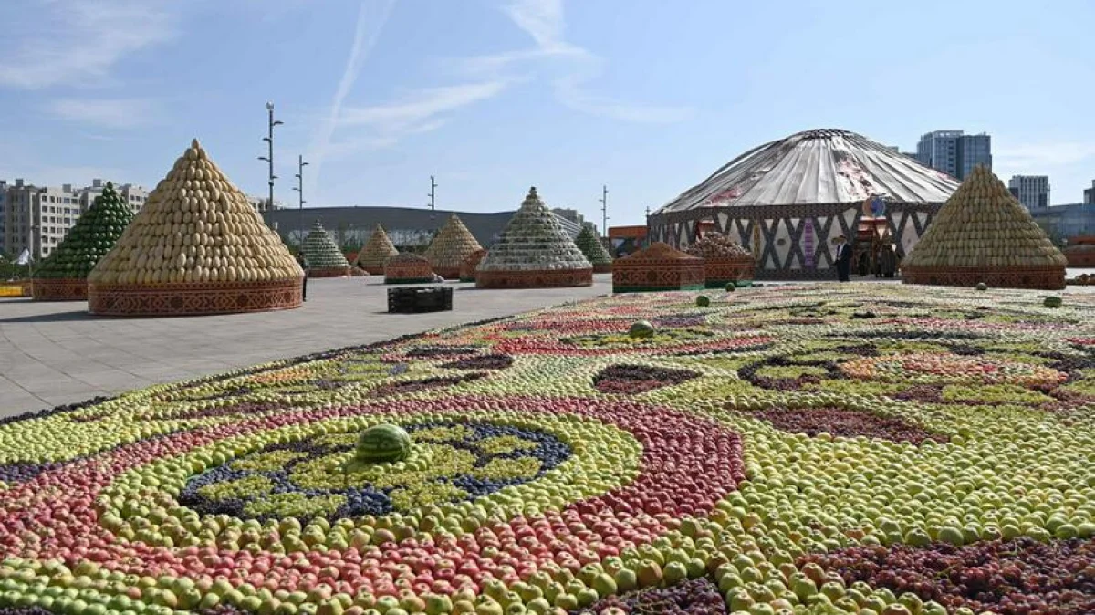 EXPO маңына жиналған жұртшылық Тәжікстанның ұйымдастырған көрмесін тас-талқан етті