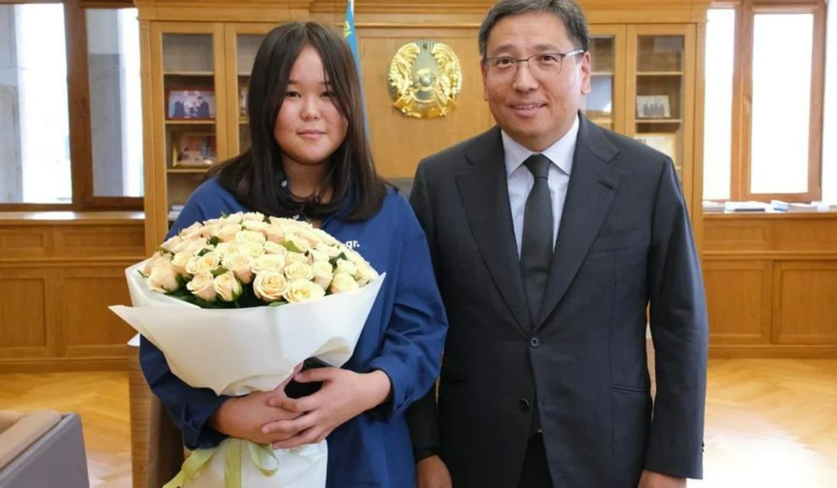 Алматыда қоғамдық көлікте зейнеткерге араша түскен жасөспірім қыз марапатталды