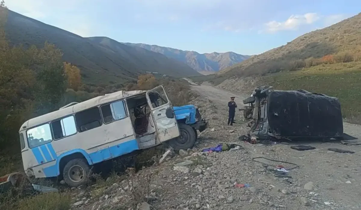 Бір адам қаза тауып, алтауы жараланды: Алматы облысында автобус пен «УАЗ» көлігі соқтығысты