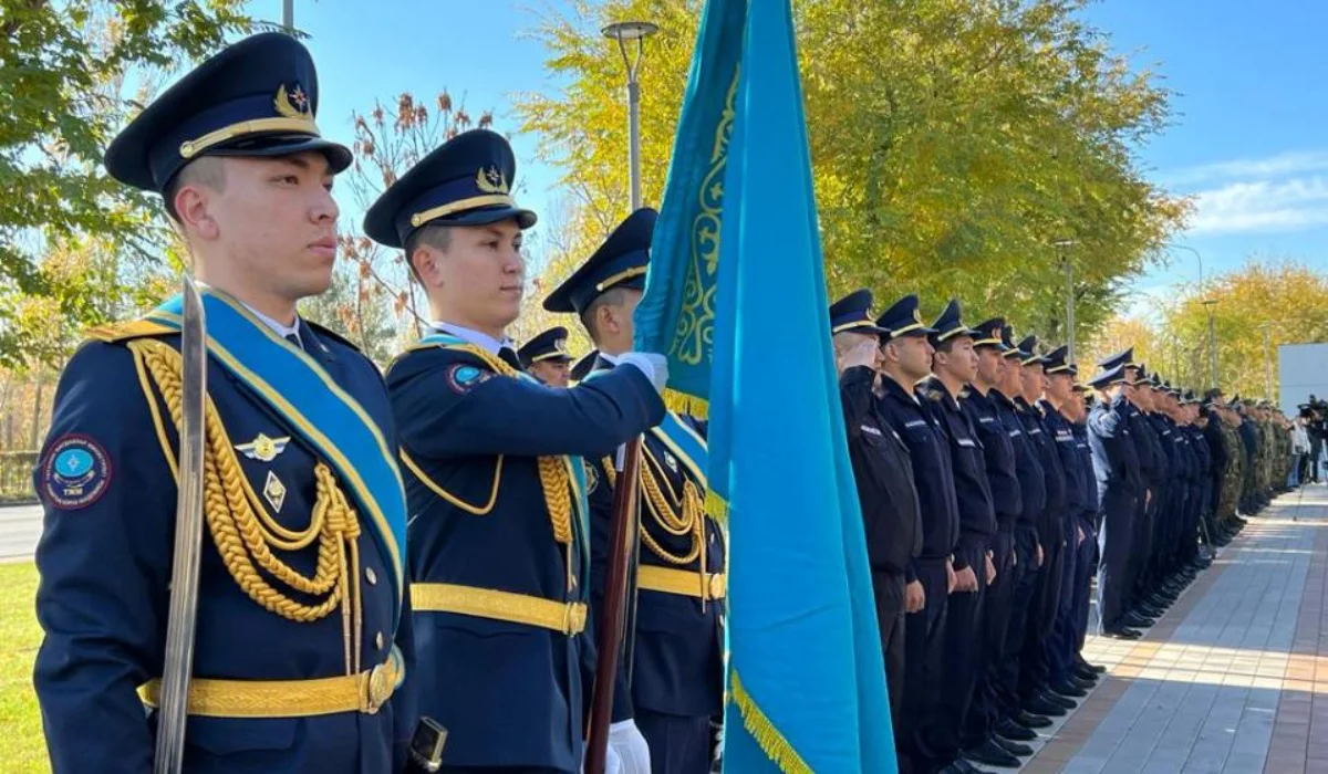 Астанада құтқарушылар қаза тапқан әріптестерін еске алып, гүл шоқтарын қойды