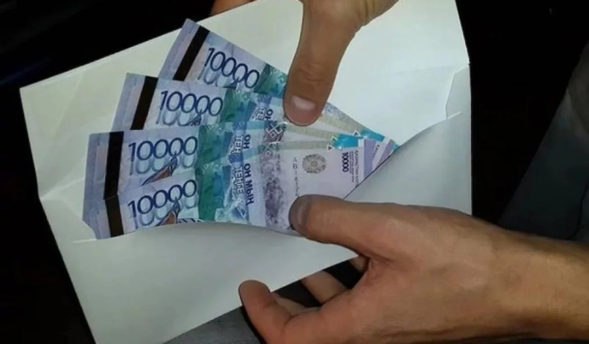 Ақтөбеде заң бұзған шетелдік азамат полицейлерге пара ұсынған