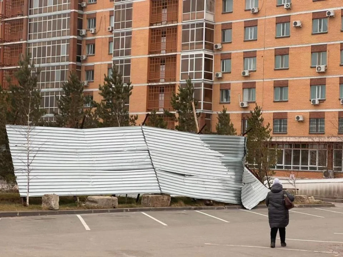 «Аялдамалар опырылып, шатырлар ұшты»: Елордада қатты желден кейін қалпына келтіру жұмысы жүріп жатыр