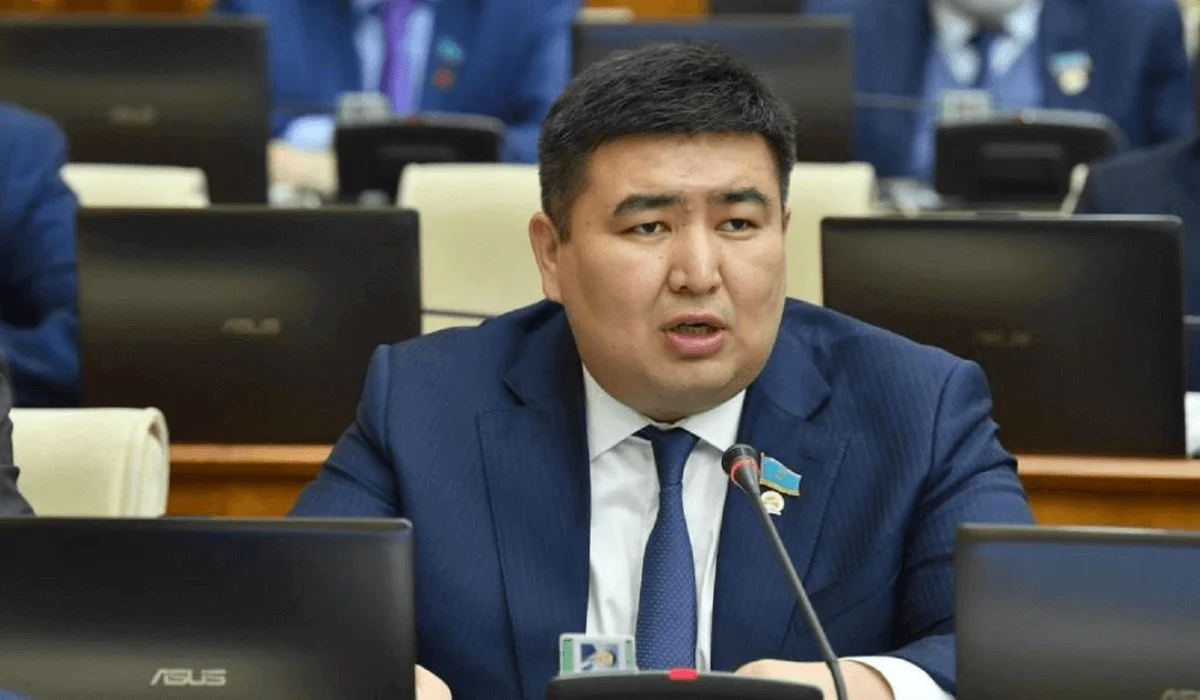«Балалардың денсаулығымен ойнауды доғару керек»: депутат екпе алдырмаған ата-аналар жайлы
