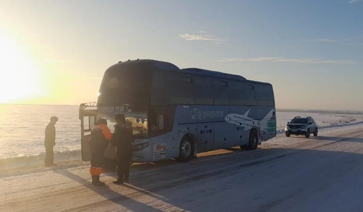 Еліміздің бірнеше өңірінде жолдар жабылып, жолаушылар құтқарылды