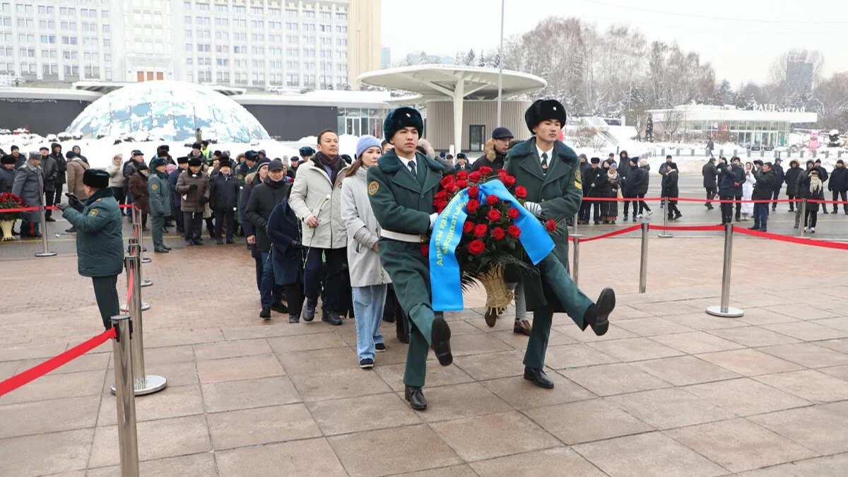 Алматыда Тәуелсіздік күніне орай гүл шоқтарын қою рәсімі өтті