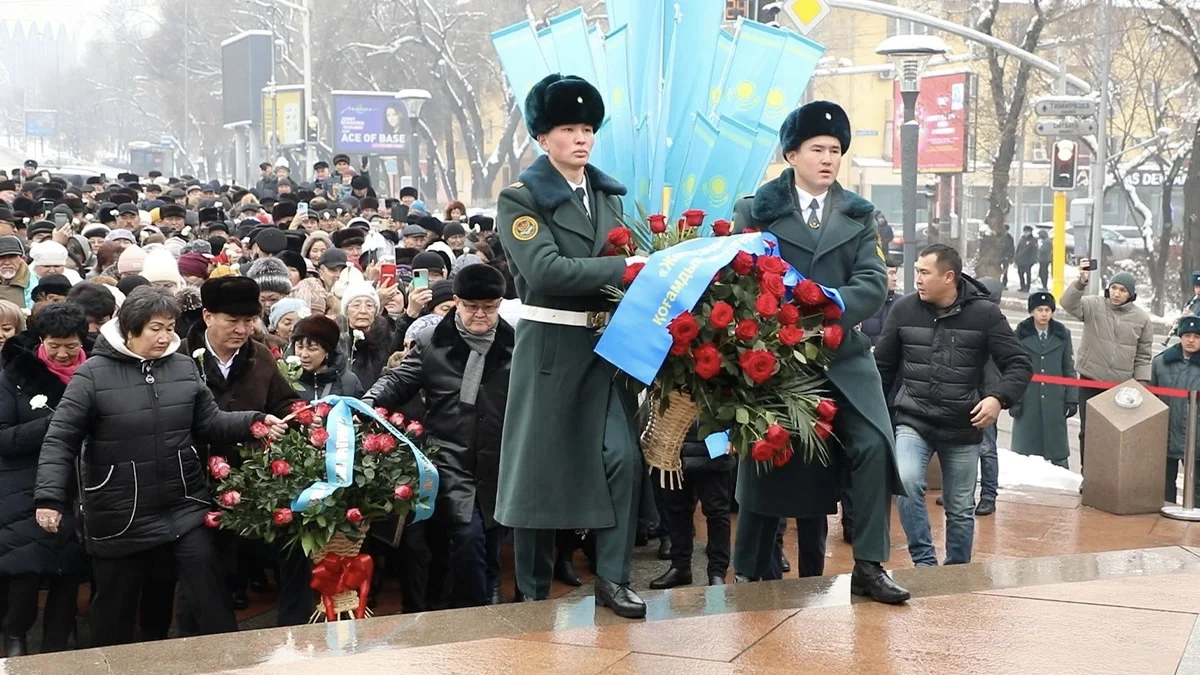 Алматыда «Тәуелсіздік таңы» монументіне гүл шоқтарын қою рәсімі өтті