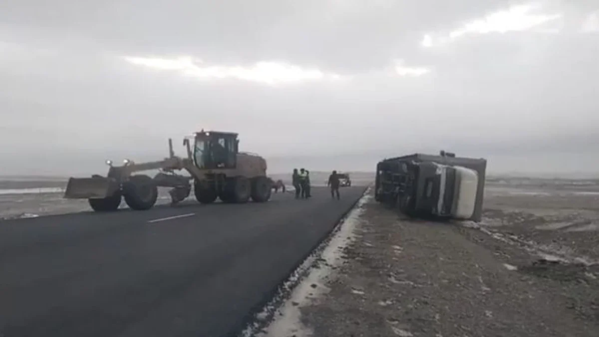 Абай облысында қатты жел салдарынан ауыр жүк көлігі аударылып қалды