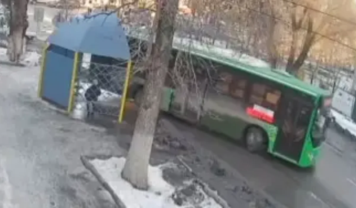 Талғарда мас ер адам автобусты айдап кетіп, жол апатына ұшырады