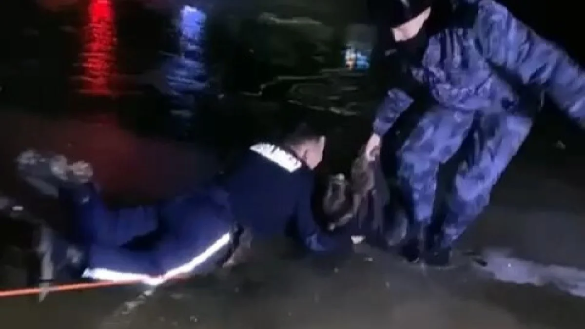 Атырауда мұз ойығы арқылы суға түсіп кеткен жасөспірімді құтқарылды