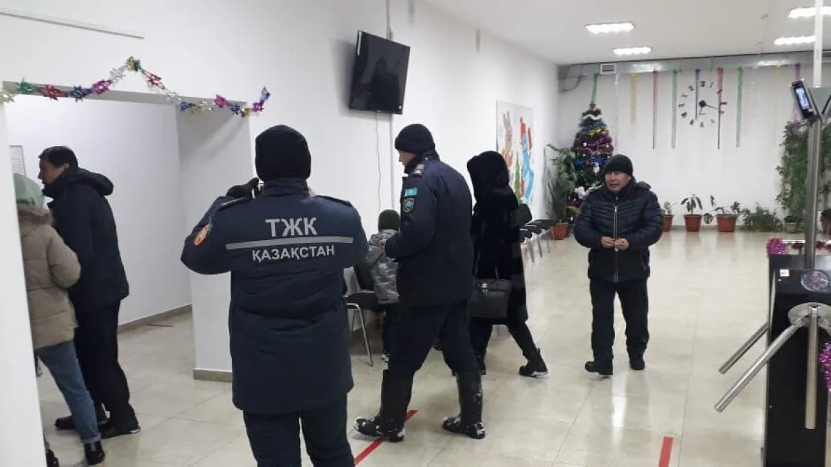 Автобус бұзылды: Ақмола облысында тасжолда қалып қойған шетелдіктер құтқарылды