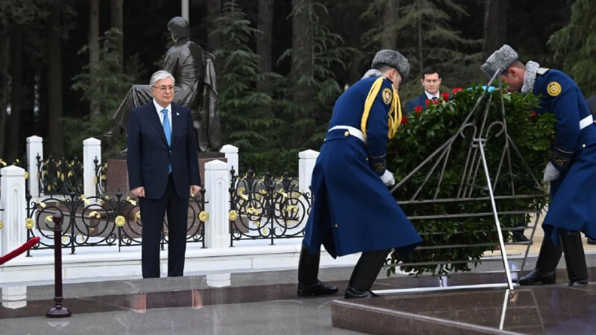 Қазақстан Президенті Әзербайжанның жалпыұлттық көшбасшысы Гейдар Әлиевтің бейітіне гүл шоғын қойды