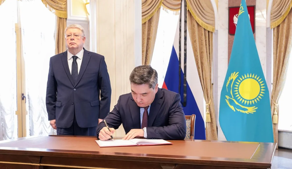 Үкімет басшысы Ресей елшілігіне барып, көңіл айту кітабына жазба қалдырды