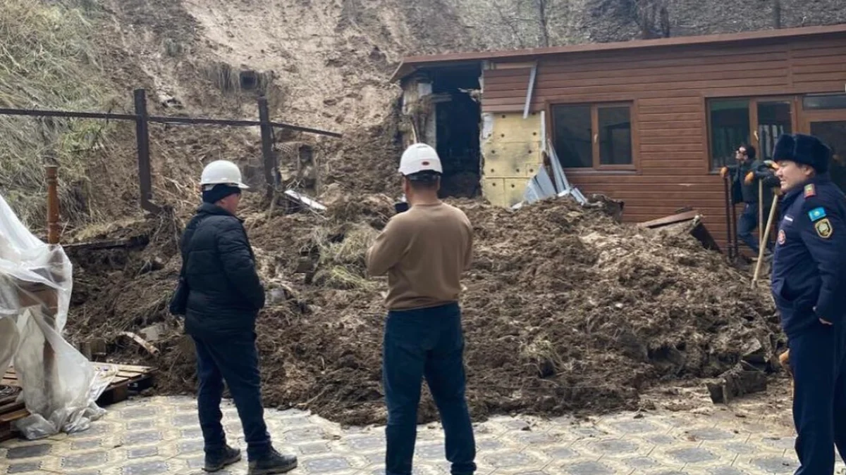 Алматыда тау баурайындағы дәмхананың жанында топырақ көшкіні болды