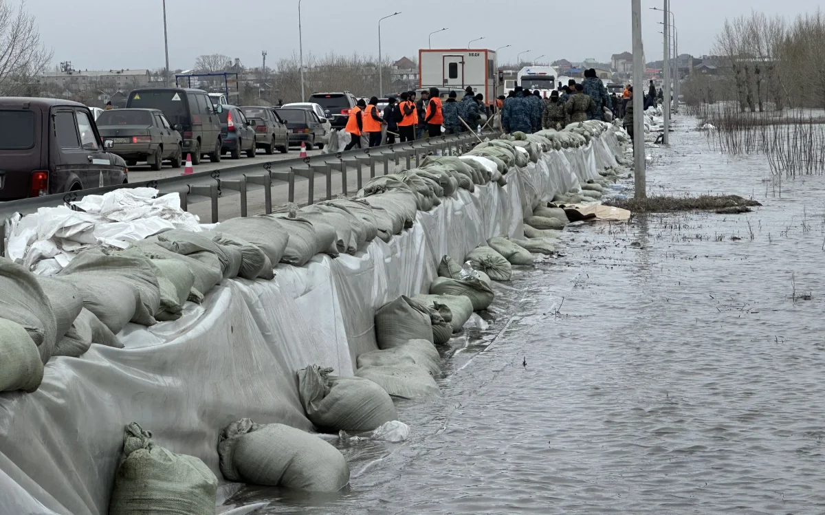 Сарбаздар Қостанайда зардап шеккен тұрғындарға көмек көрсетіп жатыр