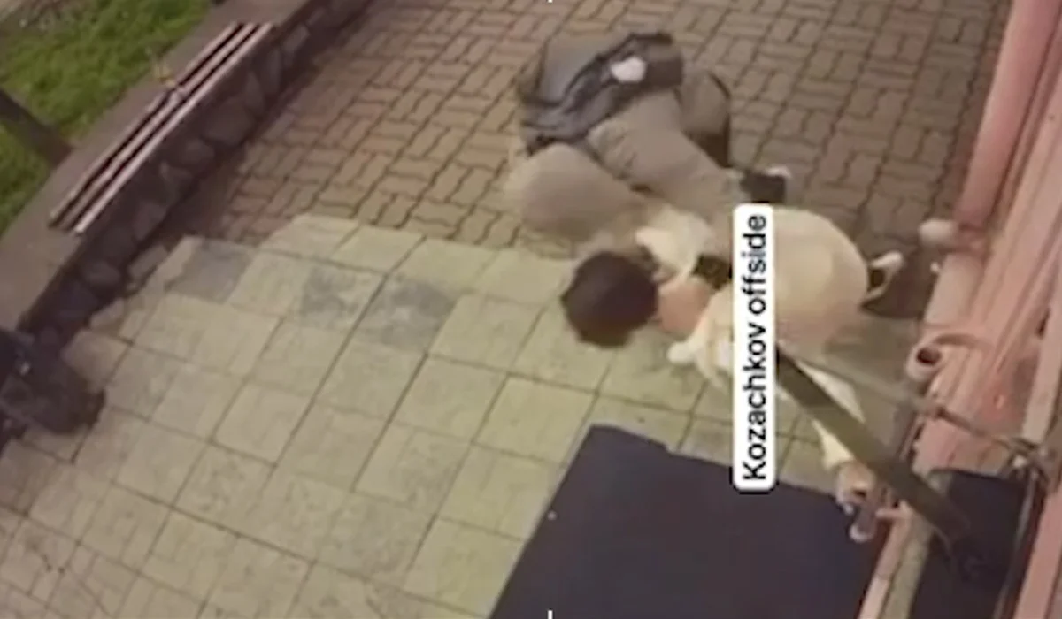 Алматыда ер адам көшедегі әйелге тап берді