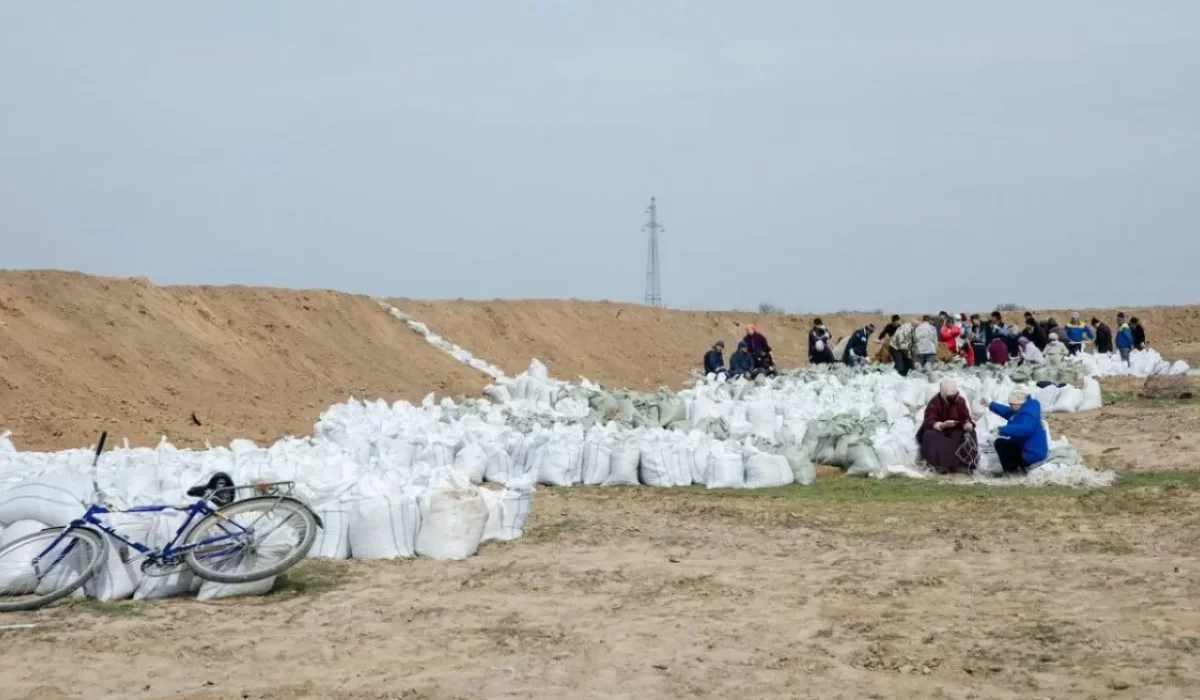 Атырауда бірнеше күн ішінде 100 шақырымнан астам қорғаныс бөгеті салынды