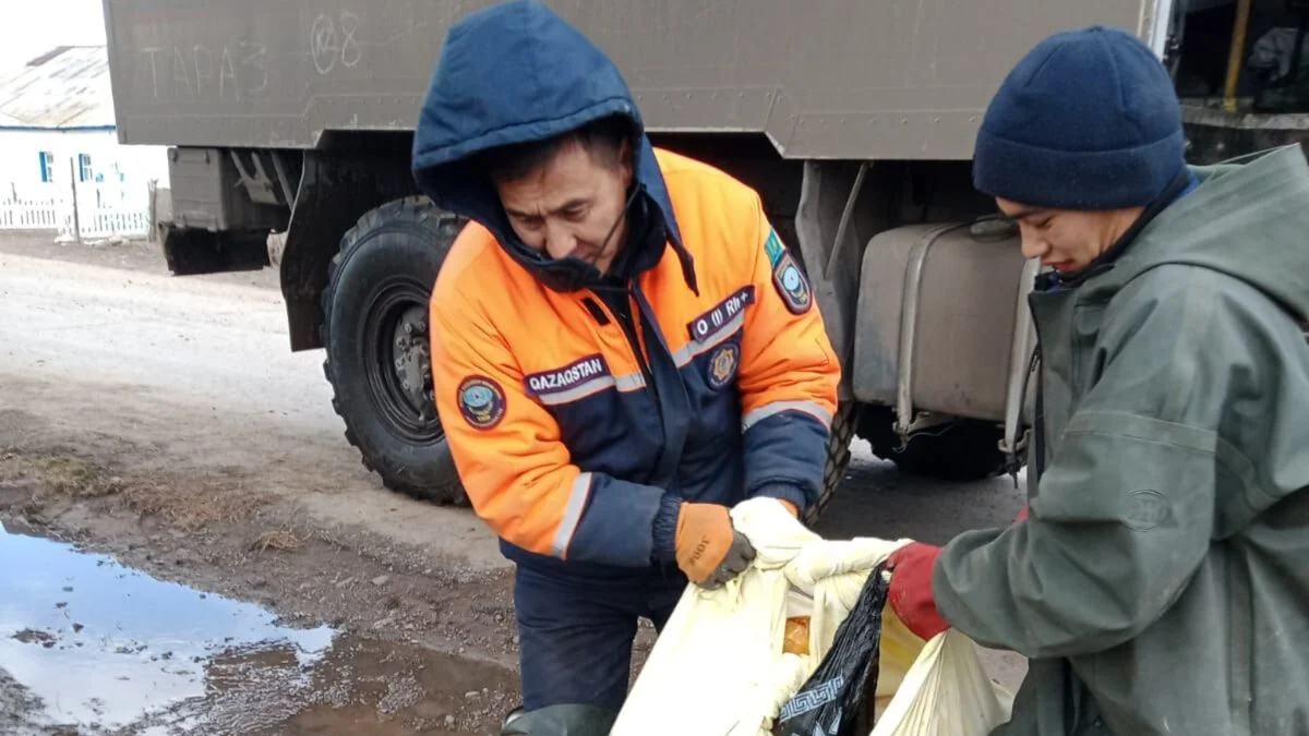 Атбасар қаласында су тасқынын жоюға қатысқан жамбылдық құтқарушылар жұмыстарын аяқтады