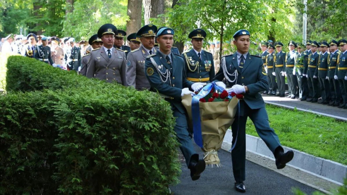 Алматыда әскери қызметшілер Қазақстанның бірінші қорғаныс министрі Сағадат Нұрмағамбетовті еске алды