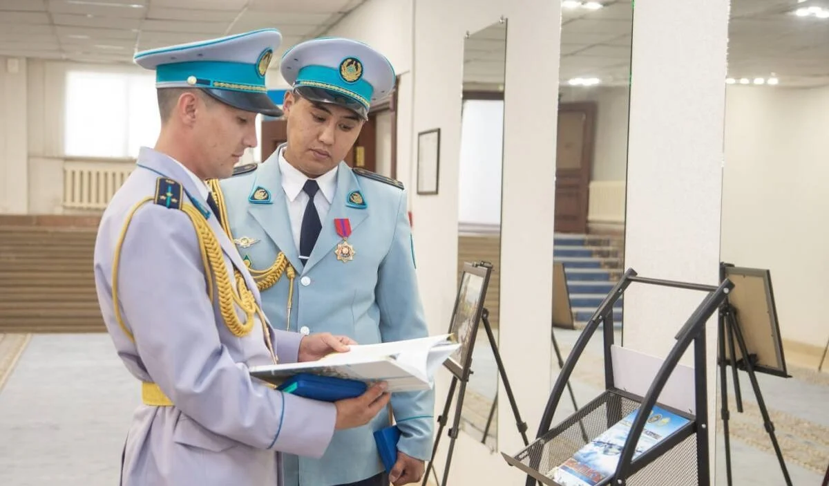 Өртенген үйден бірнеше адамды құтқарған полицейлер марапатталды