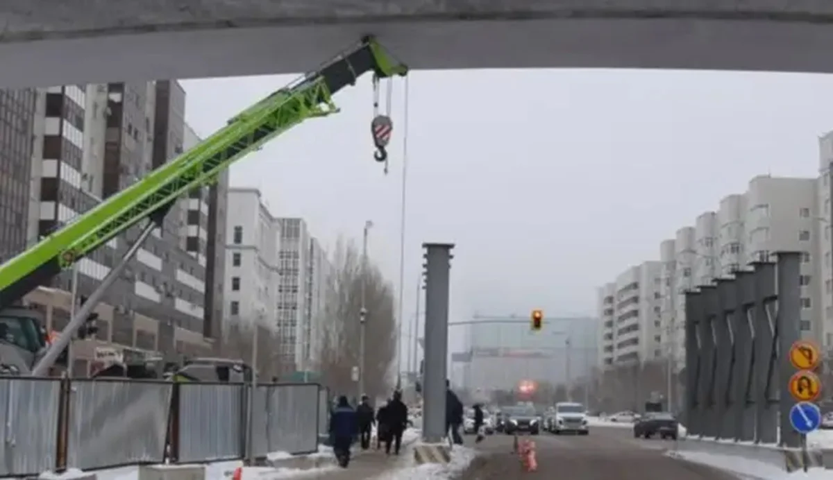 Астанада LRT құрылысын жүргізіп жатқан кран құлады