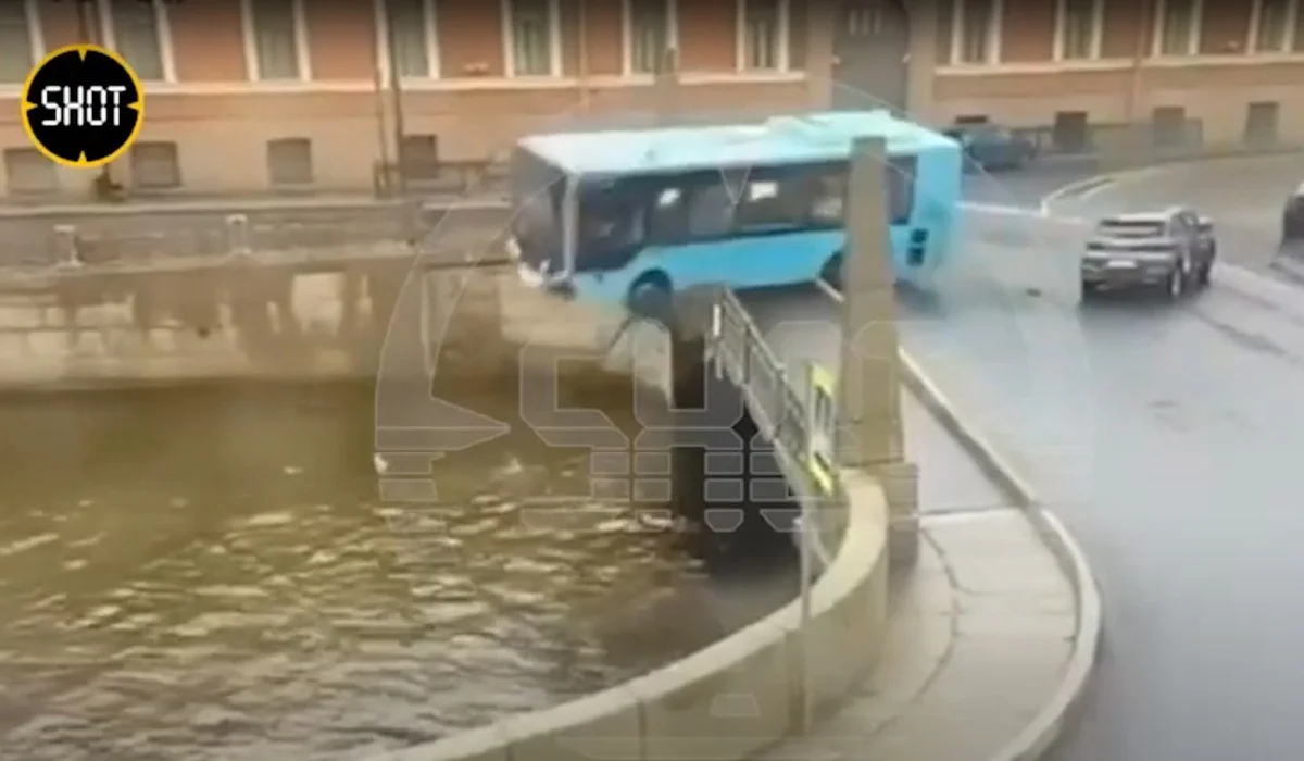 Жолаушылар мінген автобус өзенге батып кетті