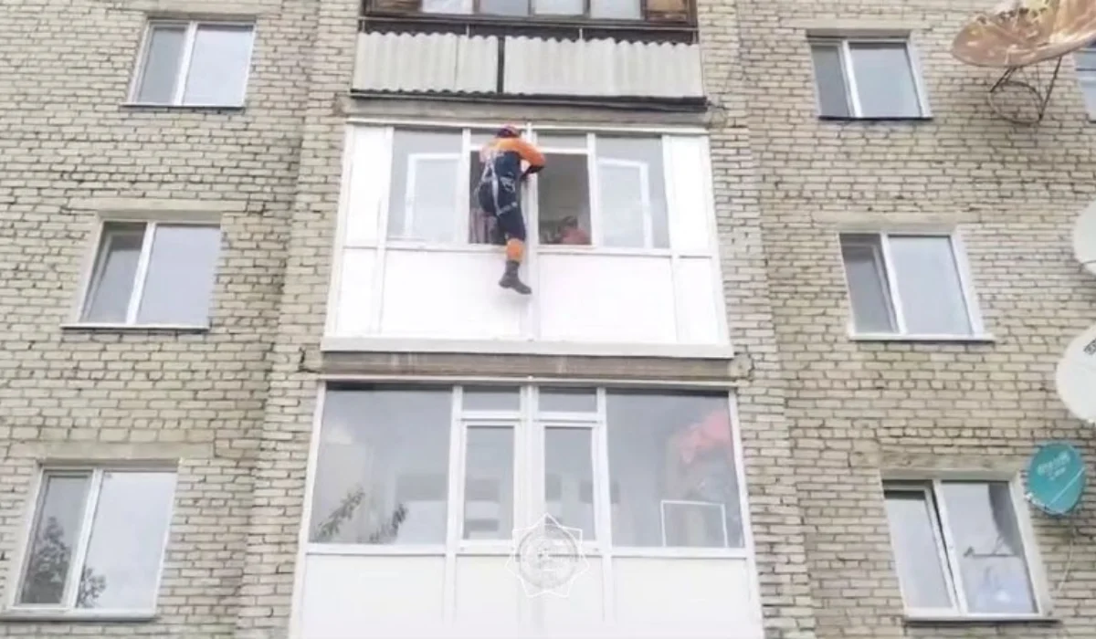 Көкшетауда үш жасар бала мен бір айлық сәби пәтерде қамалып қалған