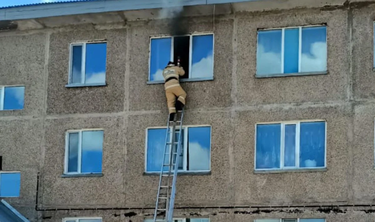 Ақмола облысында өрт болған үйден әйел адам терезе арқылы құтқарылды