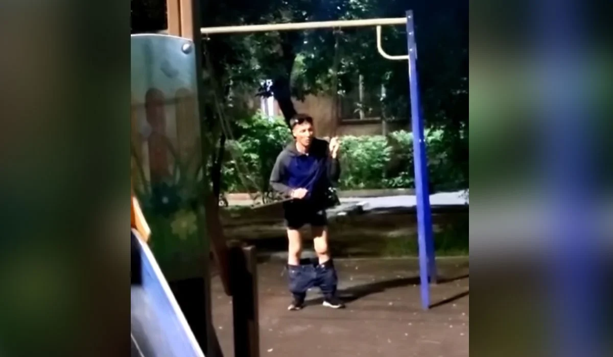 Алматыда ер адам балалар алаңында шалбарын шешіп жүрген