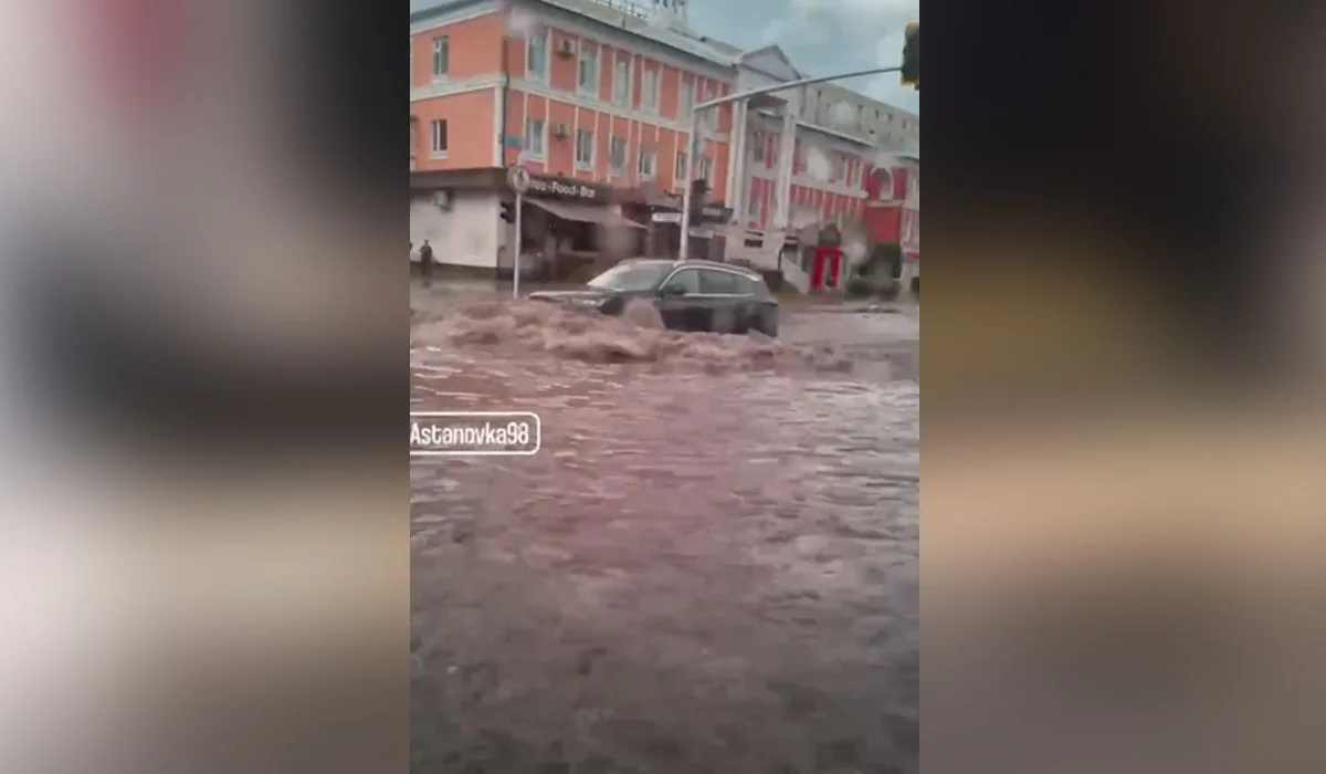 Жаңбырдан кейін Астанада көліктер суға батып жатыр (ВИДЕО)
