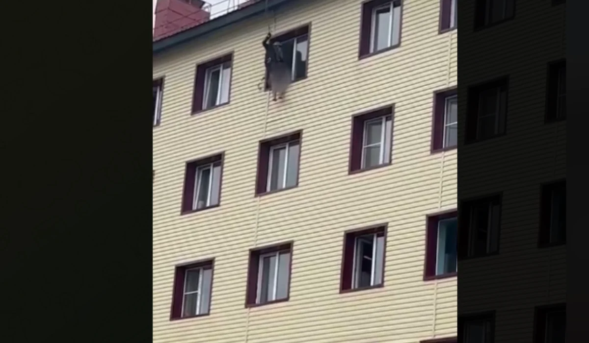 Өскеменде бесінші қабаттың терезесінен секірмек болған ер адам құтқарылды