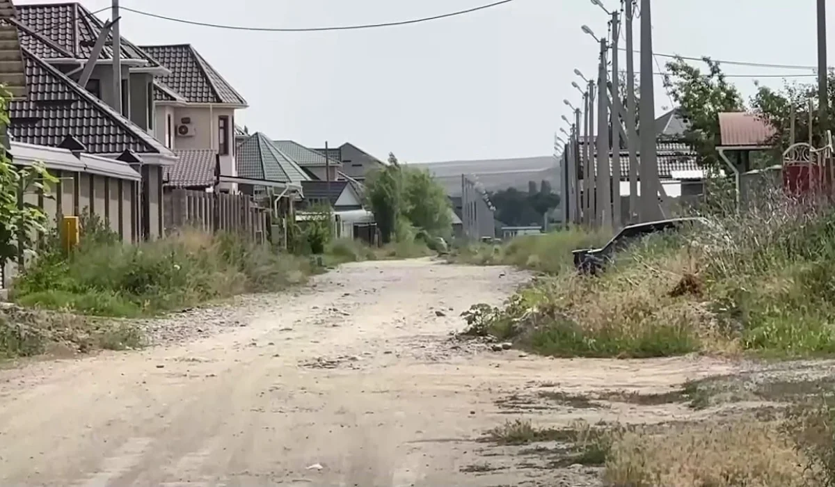 «Асфальт салынбаған»: тараздықтар әкімдік өкілінен қаржының есебін сұрады