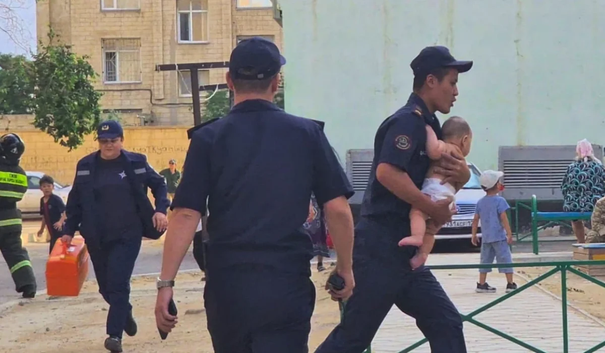 Ақтаудан өртеніп жатқан пәтерден үш бала құтқарылды