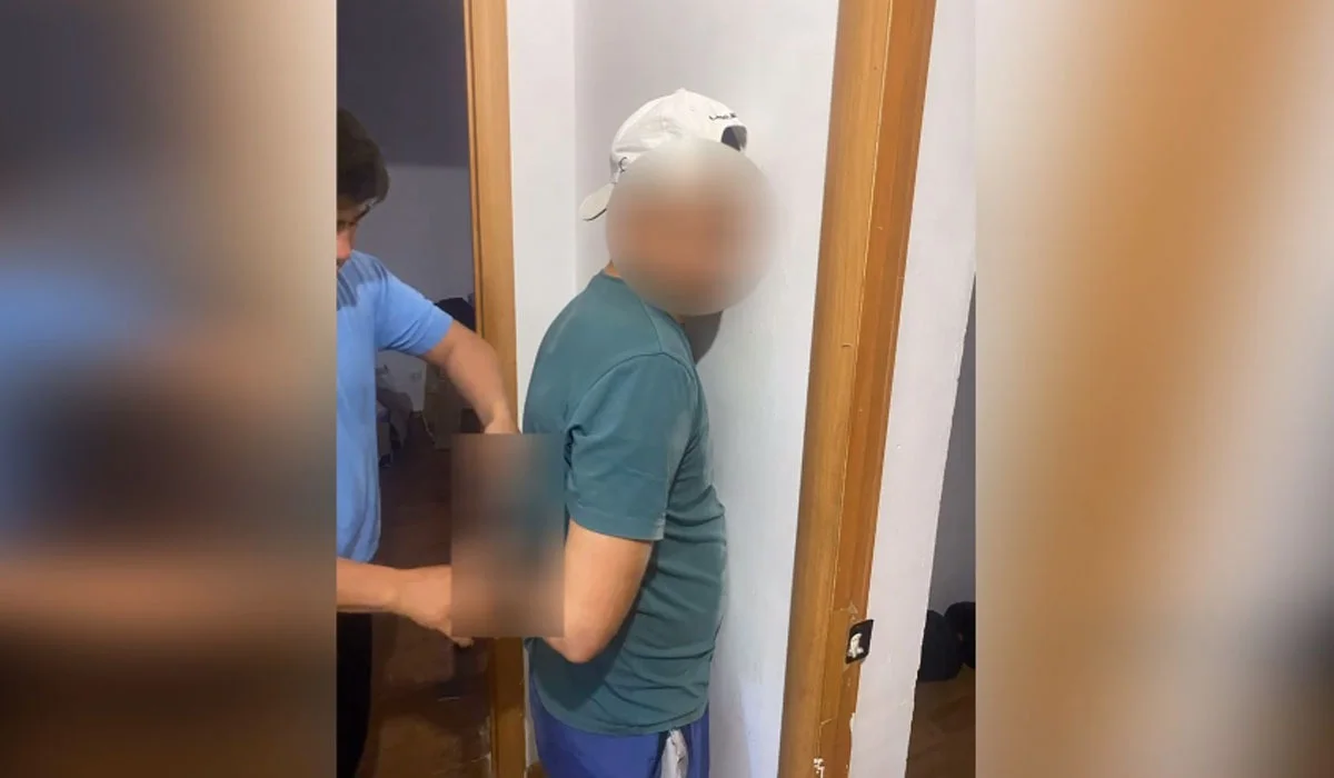 Атырауда әйелінің мойнына пышақ қадап жасырынған ер адам ақыры ұсталды (ВИДЕО)