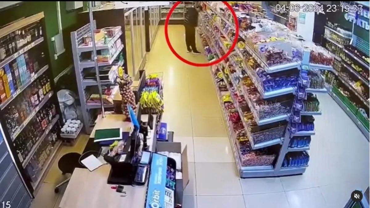 «Шоколадты киімінің ішіне жасырған»: Астанада дүкенде ұрлық жасаған ер адам ұсталды