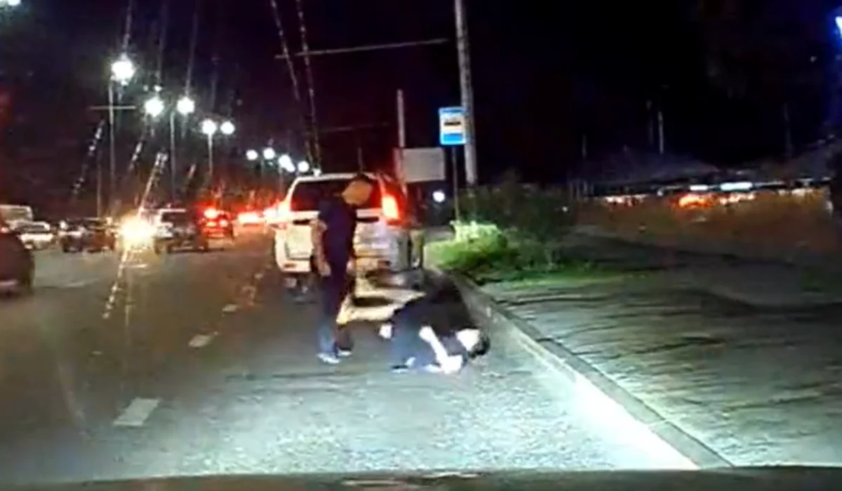 «Жолын кесіп, артынша соққыға жыққан»: Алматыда жолдағы оқиға бейнетіркегішке түсіп қалды