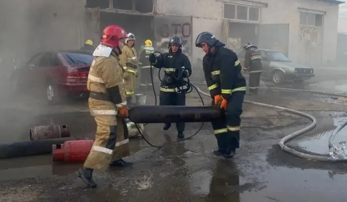 Таразда көлік жөндеу орталығында жүк көлігі өртеніп, бір адам зардап шекті