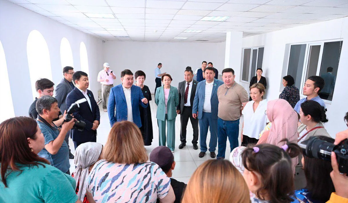 Депутаттар су тасқынынан зардап шеккендер тұрғындармен кездесті
