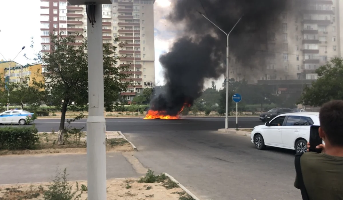 Ақтауда автокөлік өртеніп, әйел адамды күйік шалды