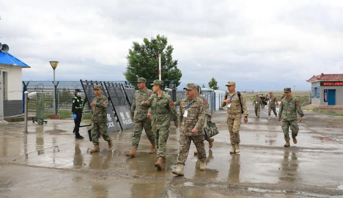 «Біз ешбір елдің артынан ермейміз»: Жүсіпов Қарулы күштердің қаруқары қандай екенін айтты