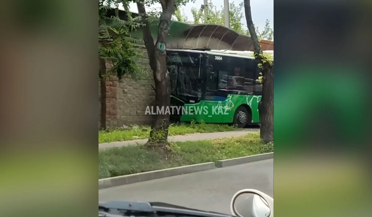 Алматыда тағы да автобус апаты: 9 адам зардап шекті