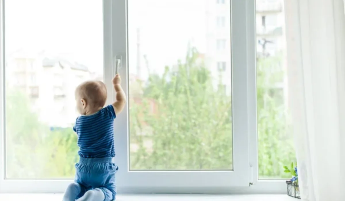 Сәтбаевта төрт жасар бала бесінші қабаттың терезесінен құлап кетті