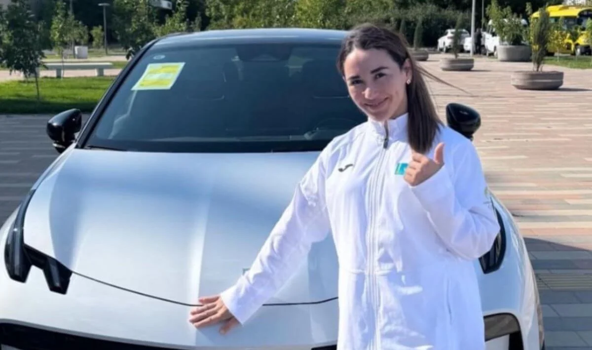 Абиба Әбужақыноваға тоқпен жүретін көлік VIP нөмірімен сыйға берілді