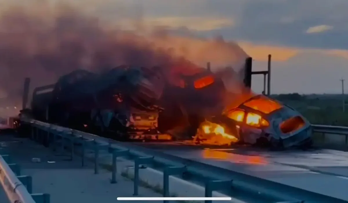 Жетісу облысында екі жүк көлігі соқтығысып, 16 жеңіл көлік түгі қалмай жанып кетті