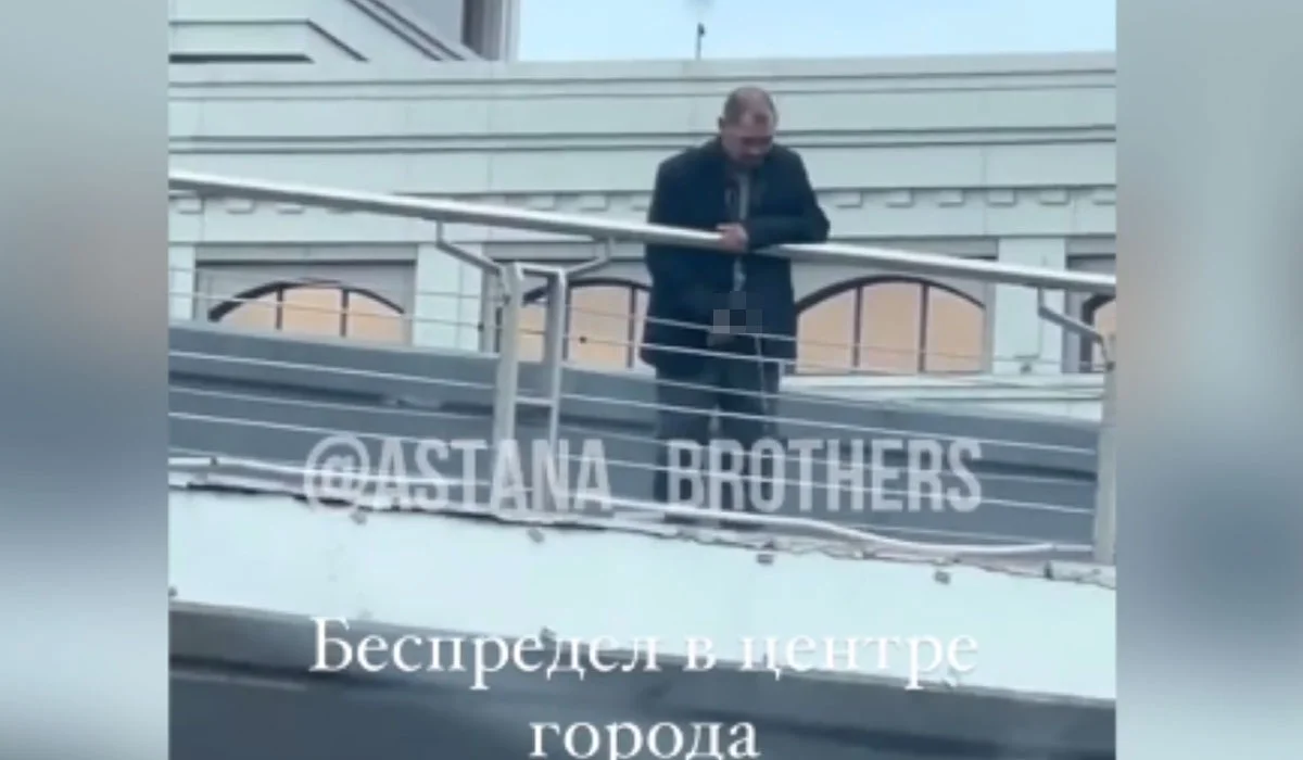 Астана көпірінде ер адам елдің көзінше дәрет сындырған (ВИДЕО)