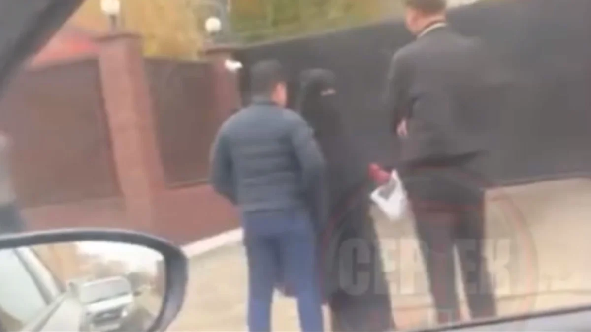 Ақтөбеде есірткі қылмысына қатысы бар әйел құжаттарын кері талап етіп, шу шығарды