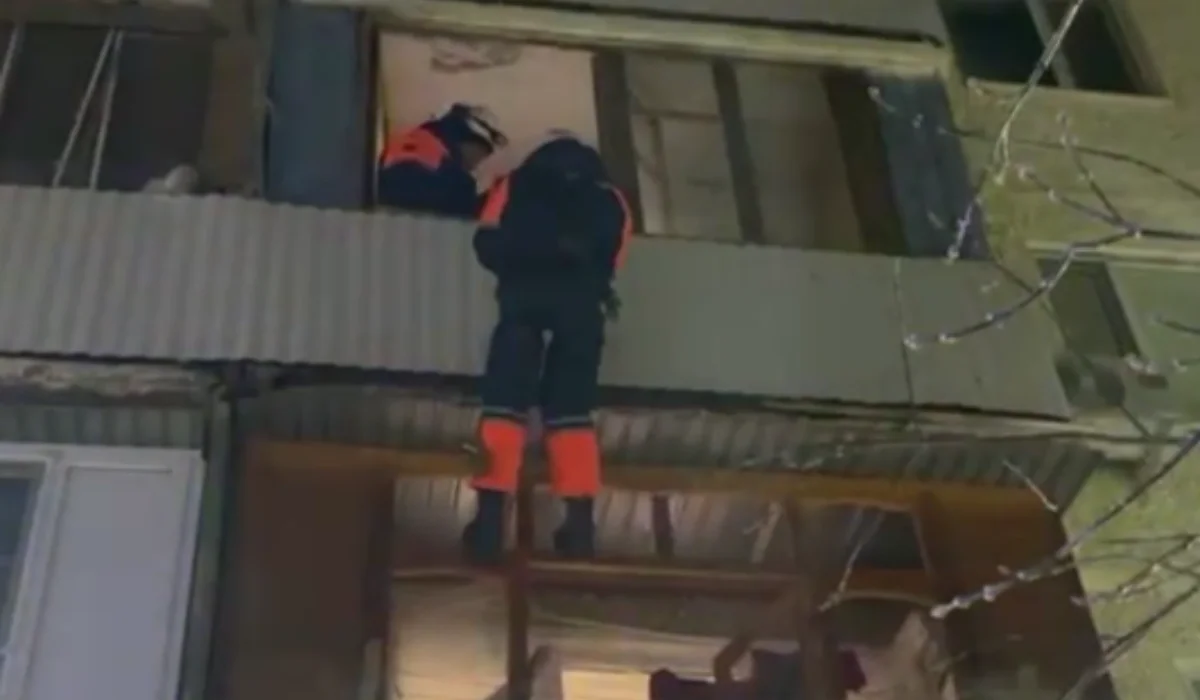 Жезқазғанда 68 жастағы әжей немересімен бірге балконда құлыптанып қалған