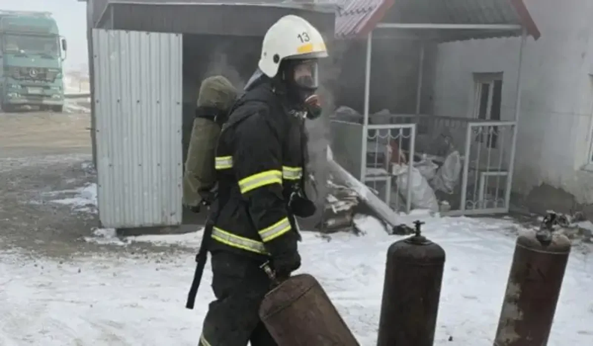 Павлодар облысында өрт шыққан мейрамханадан 13 газ баллоны шығарылды